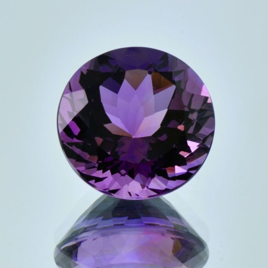 Amethyst Rundschliff intense violet 28.73 ct
