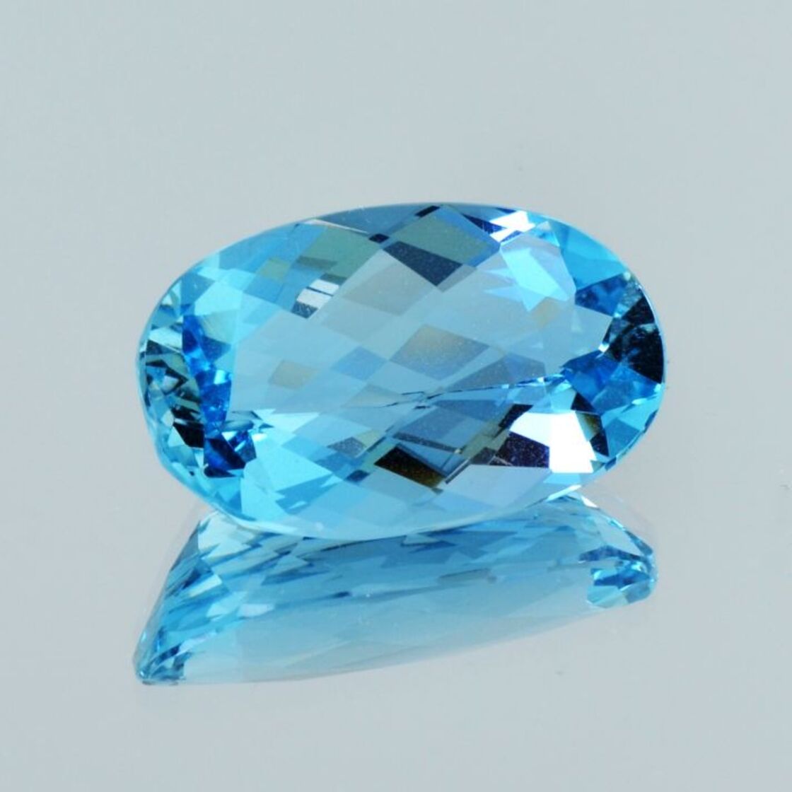 Aquamarin oval-schachbrettschliff intensives Hellblau 17,26 ct.