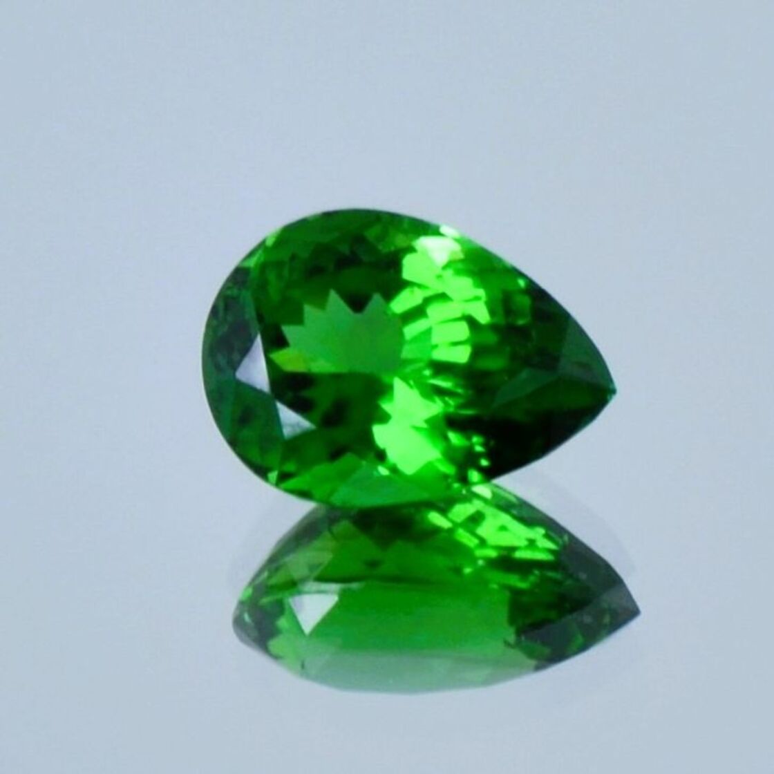 Chrom-Turmalin Tropfen intensivgrün unbehandelt 2,72 ct.