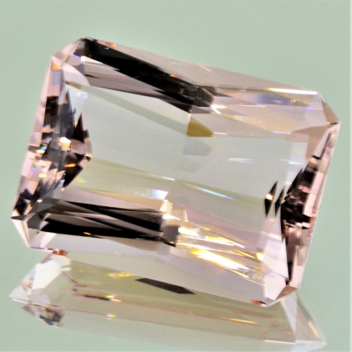 Morganit Beryll octagon hellrosa 53,44 ct.