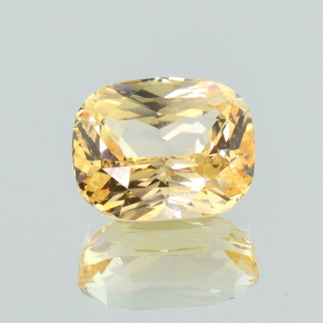 Saphir antik helles Orangegelb unbehandelt 7,59 ct.