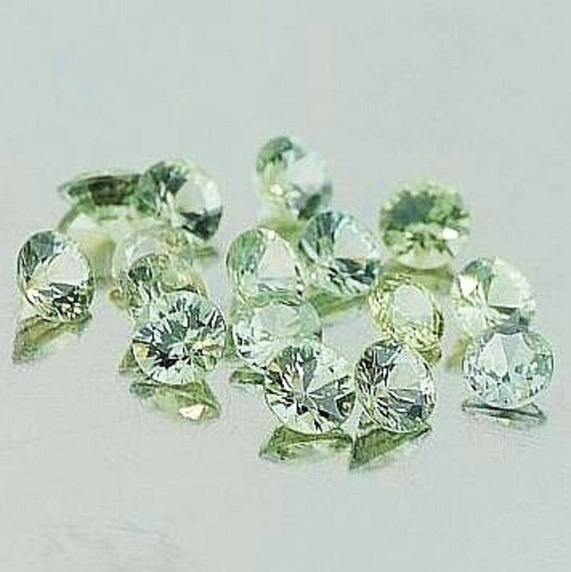 Saphir Lot rund grün 2,1 ct
