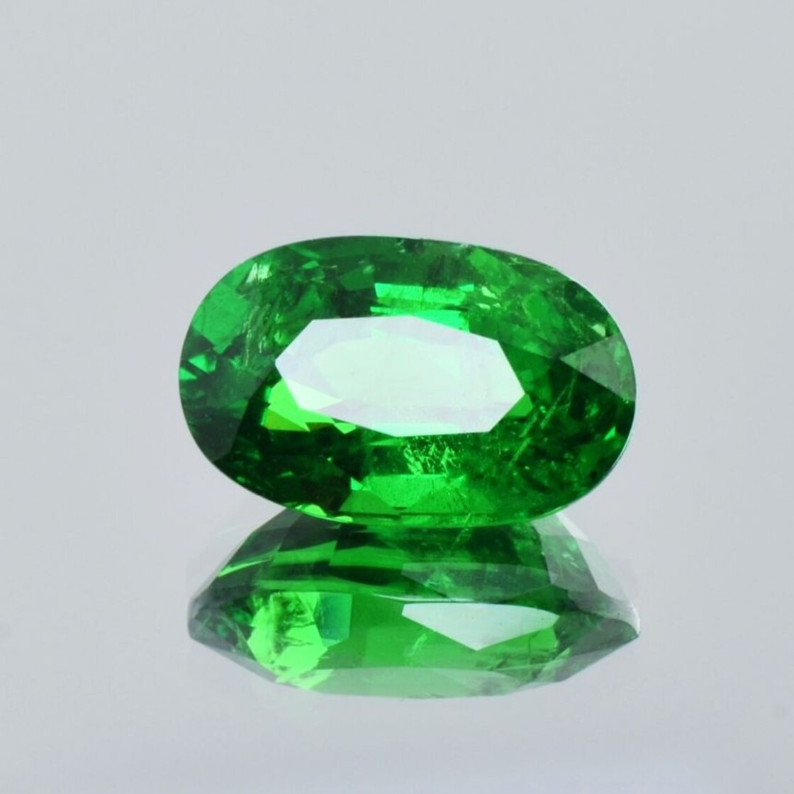Tsavorit Granat oval intensives Grün 5,26 ct.
