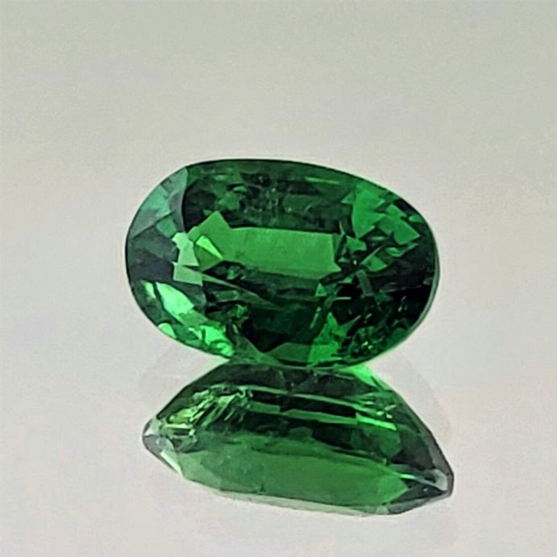 Tsavorit Granat oval intensives Grün 5,26 ct