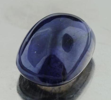 Iolith, Antikoval Cabochon (8,06 ct.) aus Madagaskar Iolith, Antikoval Cabochon (8,06 ct.) aus Madagaskar