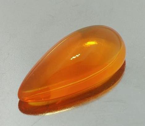Feueropal, Tropfen Cabochon (9,04 ct.) aus Brasilien (Rio Grande do Sul) Feueropal, Tropfen Cabochon (9,04 ct.) aus Brasilien (Rio Grande do Sul)