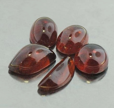Granat Lot, Freiform, Oval & Rund Cabochon (12,23 ct.) aus Nigeria Granat Lot, Freiform, Oval & Rund Cabochon (12,23 ct.) aus Nigeria