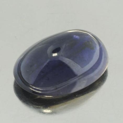 Iolith, Oval Cabochon (8,80 ct.) aus Madagaskar Iolith, Oval Cabochon (8,80 ct.) aus Madagaskar