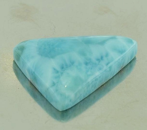 Larimar, Triangel Cabochon (37,71 ct.) aus Dominikanische Republik Larimar, Triangel Cabochon (37,71 ct.) aus Dominikanische Republik