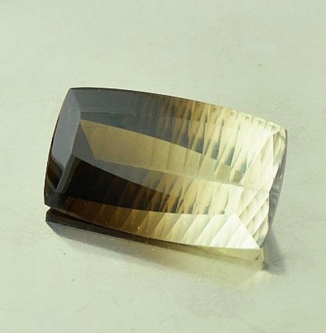 Bicolor-Quarz, Antik facettiert (28,84 ct.) aus Brasilien Bicolor-Quarz, Antik facettiert (28,84 ct.) aus Brasilien
