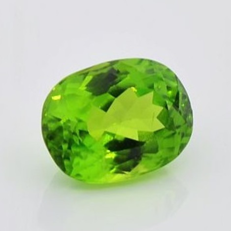 Peridot, Oval facettiert (7,61 ct.) aus Pakistan (Kohistan) Peridot, Oval facettiert (7,61 ct.) aus Pakistan (Kohistan)
