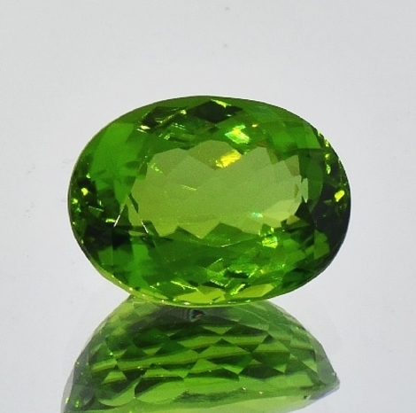 Peridot oval 10.07 ct