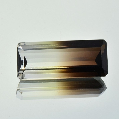 Bicolor-Quarz, Achteck facettiert (26,86 ct.) aus Brasilien Bicolor-Quarz, Achteck facettiert (26,86 ct.) aus Brasilien