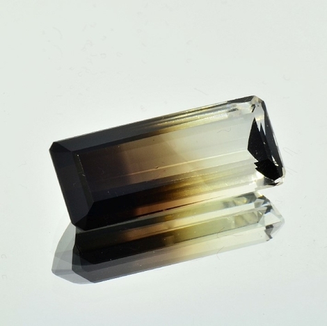 Bicolor-Quarz, Achteck facettiert (17,34 ct.) aus Brasilien Bicolor-Quarz, Achteck facettiert (17,34 ct.) aus Brasilien