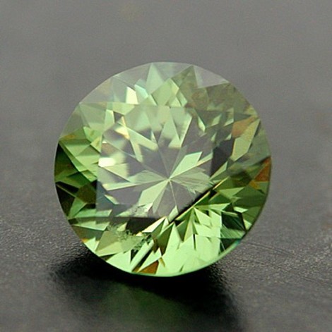 Demantoid, Rund facettiert (1,61 ct.) aus Namibia (Erongo Region) Demantoid, Rund facettiert (1,61 ct.) aus Namibia (Erongo Region)