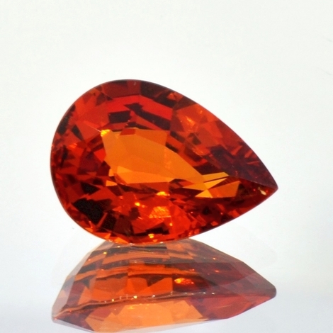Mandarin-Granat, Tropfen facettiert (6,69 ct.) aus Mosambik Mandarin-Granat, Tropfen facettiert (6,69 ct.) aus Mosambik