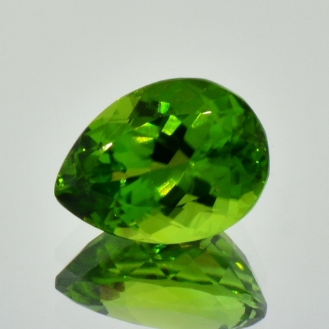 Peridot, Tropfen facettiert (11,04 ct.) aus Pakistan (Kohistan)