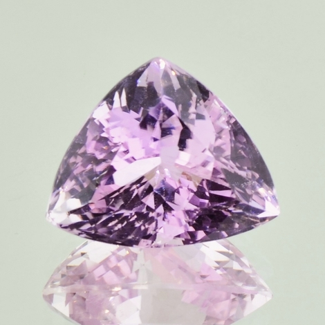 Kunzit, Trillion facettiert (22,06 ct.) aus Pakistan