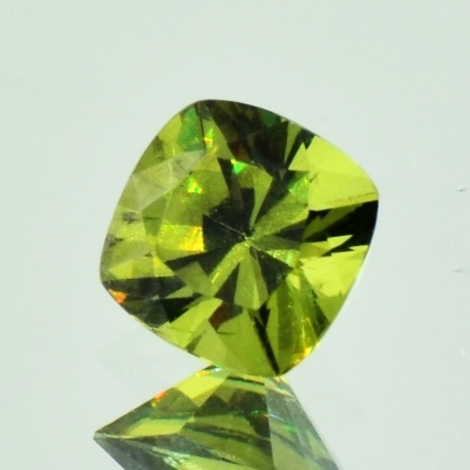 Demantoid cushion-square olive-green 1.47 ct Demantoid cushion-square olive-green 1.47 ct