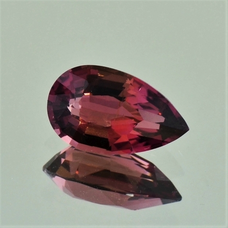 Turmalin, Tropfen facettiert (2,45 ct.) aus Nigeria Turmalin, Tropfen facettiert (2,45 ct.) aus Nigeria