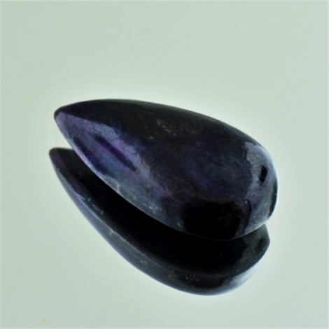 Sugilith, Tropfen Cabochon (20,89 ct.) aus Afrika Sugilith, Tropfen Cabochon (20,89 ct.) aus Afrika