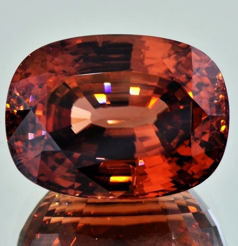 Zirkon, Antikoval facettiert (54,63 ct.) aus Tansania (Tanga) Zirkon, Antikoval facettiert (54,63 ct.) aus Tansania (Tanga)