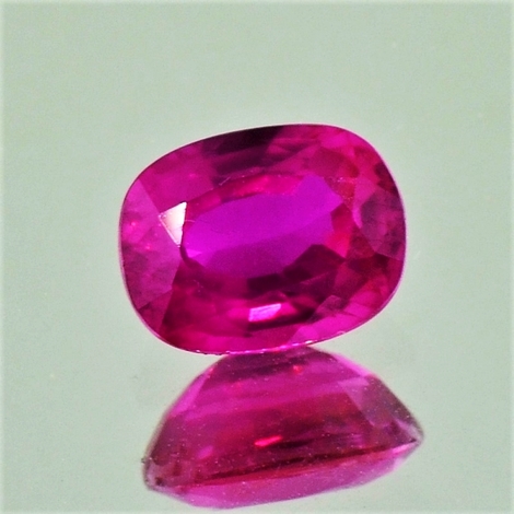 Rubin, Antikoval facettiert (1,59 ct.) aus Mosambik (Mashamba) Rubin, Antikoval facettiert (1,59 ct.) aus Mosambik (Mashamba)