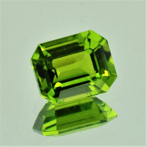 Peridot, Achteck facettiert (3,52 ct.) aus Vietnam Peridot, Achteck facettiert (3,52 ct.) aus Vietnam