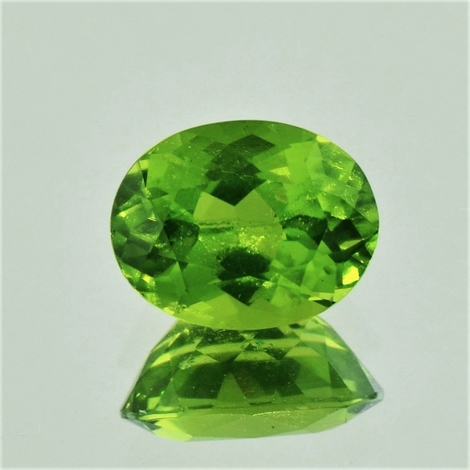 Peridot, Oval facettiert (4,02 ct.) aus Pakistan Peridot, Oval facettiert (4,02 ct.) aus Pakistan