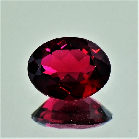 Rubellit, Oval facettiert (3,17 ct.) aus Brasilien Rubellit, Oval facettiert (3,17 ct.) aus Brasilien