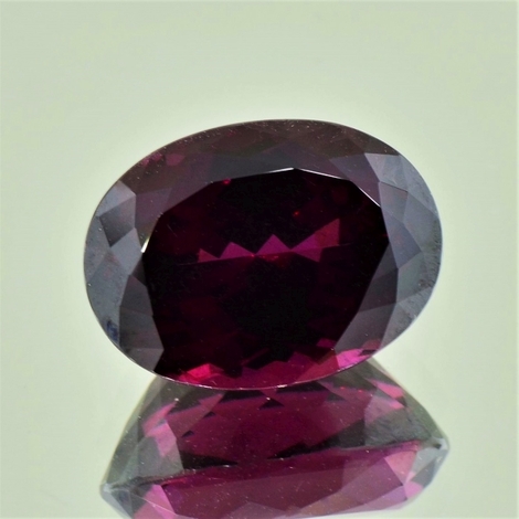 Rhodolith, Oval facettiert (16,74 ct.) aus Madagaskar Rhodolith, Oval facettiert (16,74 ct.) aus Madagaskar