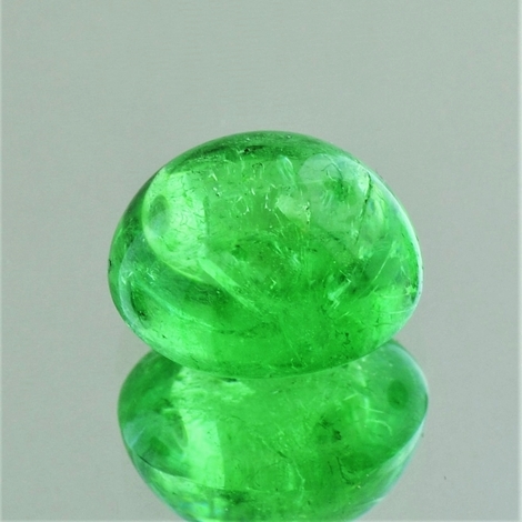 Granat (Tsavorit), Oval Cabochon (13,06 ct.) aus Tansania (Merelani Hills) Granat (Tsavorit), Oval Cabochon (13,06 ct.) aus Tansania (Merelani Hills)