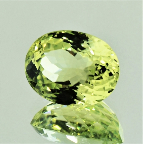 Sillimanit oval helles-Gelbgrün 13,59 ct Sillimanit oval helles-Gelbgrün 13,59 ct