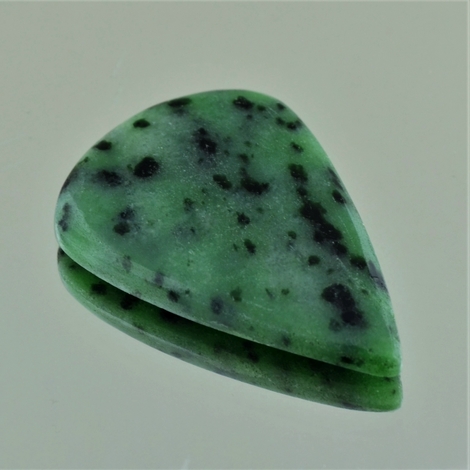 Zoisit, Tropfen Cabochon (29,81 ct.) aus Tansania Zoisit, Tropfen Cabochon (29,81 ct.) aus Tansania