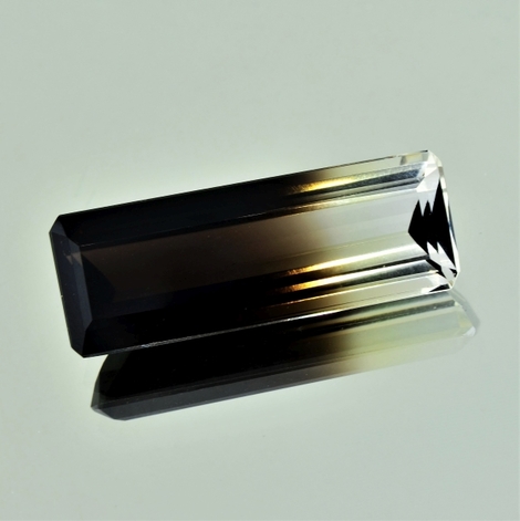 Bicolor-Quarz, Achteck facettiert (27,73 ct.) aus Brasilien Bicolor-Quarz, Achteck facettiert (27,73 ct.) aus Brasilien