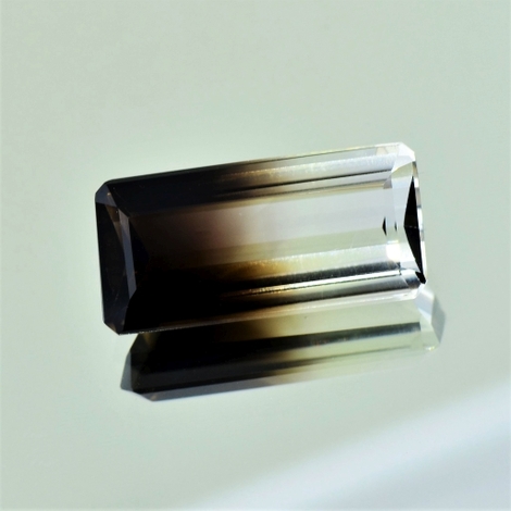 Bicolor-Quarz, Achteck facettiert (14,61 ct.) aus Brasilien Bicolor-Quarz, Achteck facettiert (14,61 ct.) aus Brasilien