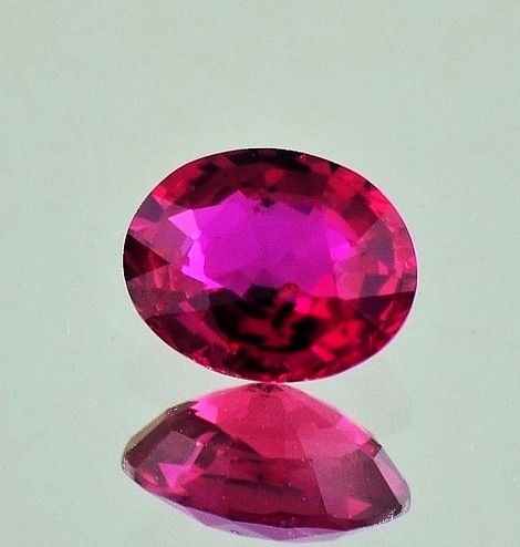 Rubin, Oval facettiert (1,23 ct.) aus Mosambik (Montepuez) Rubin, Oval facettiert (1,23 ct.) aus Mosambik (Montepuez)