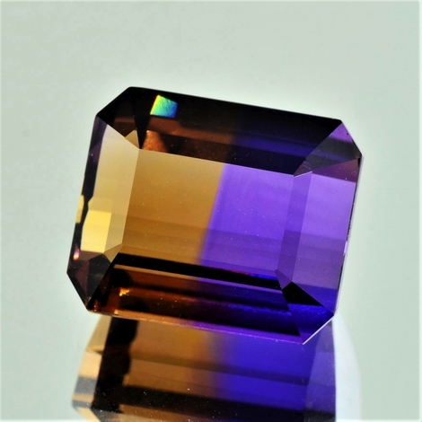 Ametrin, Achteck facettiert (31,34 ct.) aus Bolivien (Anahi Mine) Ametrin, Achteck facettiert (31,34 ct.) aus Bolivien (Anahi Mine)
