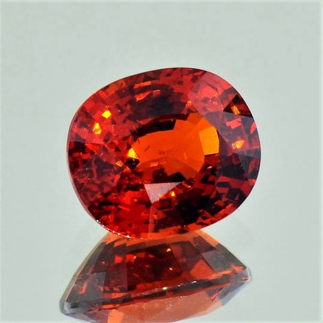 Spessartin Granat, Oval facettiert (6,11 ct.) aus Nigeria Spessartin Granat, Oval facettiert (6,11 ct.) aus Nigeria