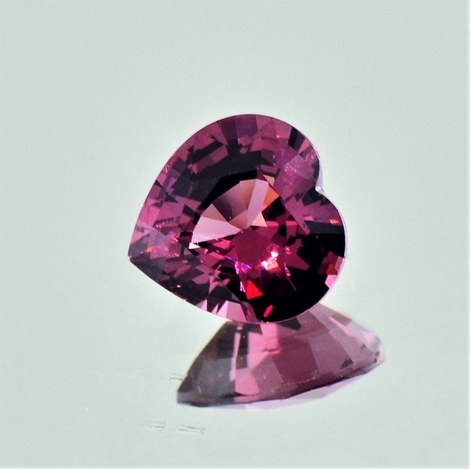 Rhodolith, Herz facettiert (1,83 ct.) aus Tansania (Umba Valley) Rhodolith, Herz facettiert (1,83 ct.) aus Tansania (Umba Valley)