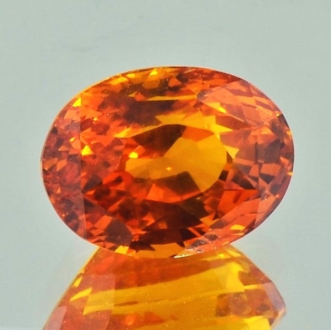 Saphir, Oval facettiert (9,32 ct.) aus Sri Lanka Saphir, Oval facettiert (9,32 ct.) aus Sri Lanka