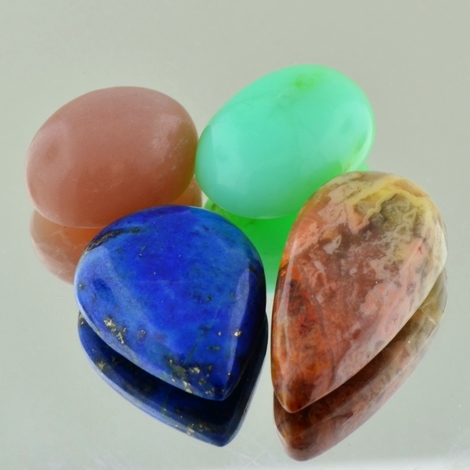 Mixed Lot, Oval & Tropfen Cabochon (80,81 ct.) aus Asien Mixed Lot, Oval & Tropfen Cabochon (80,81 ct.) aus Asien