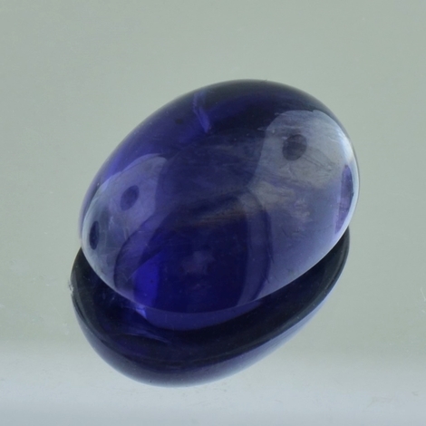 Iolith, Oval Cabochon (7,35 ct.) aus Madagaskar Iolith, Oval Cabochon (7,35 ct.) aus Madagaskar