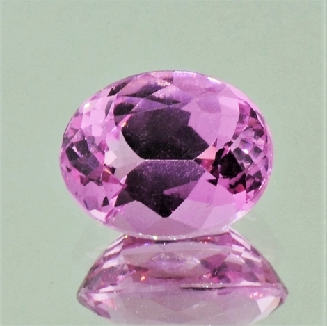 Spinell, Oval facettiert (4,22 ct.) aus Burma (Myanmar) Spinell, Oval facettiert (4,22 ct.) aus Burma (Myanmar)