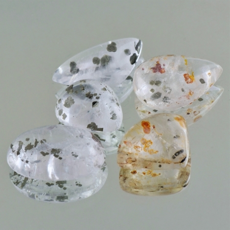 Einschlussquarz Lot, Tropfen, Trillion & Oval Cabochon (60,65 ct.) aus Brasilien Einschlussquarz Lot, Tropfen, Trillion & Oval Cabochon (60,65 ct.) aus Brasilien