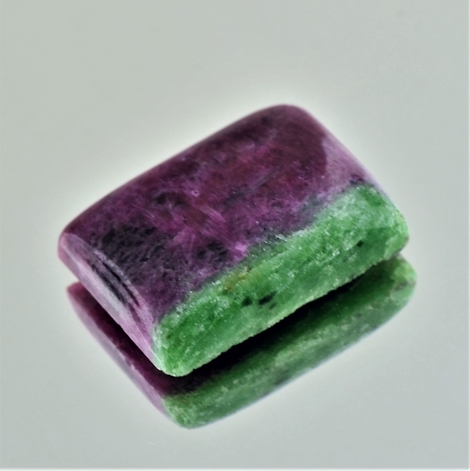 Rubin-Zoisit, Rechteck Cabochon (25,05 ct.) aus Tansania (Longido) Rubin-Zoisit, Rechteck Cabochon (25,05 ct.) aus Tansania (Longido)