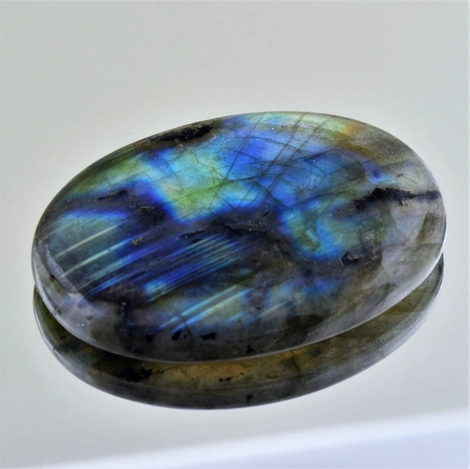 Labradorit, Oval Cabochon (91,41 ct.) aus Madagaskar Labradorit, Oval Cabochon (91,41 ct.) aus Madagaskar