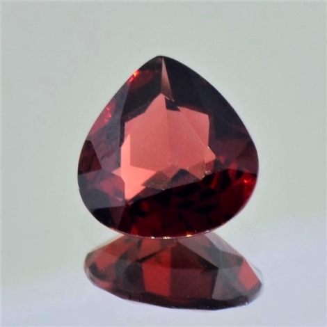 Pyrop Granat, Tropfen facettiert (2,59 ct.) aus Nigeria Pyrop Granat, Tropfen facettiert (2,59 ct.) aus Nigeria