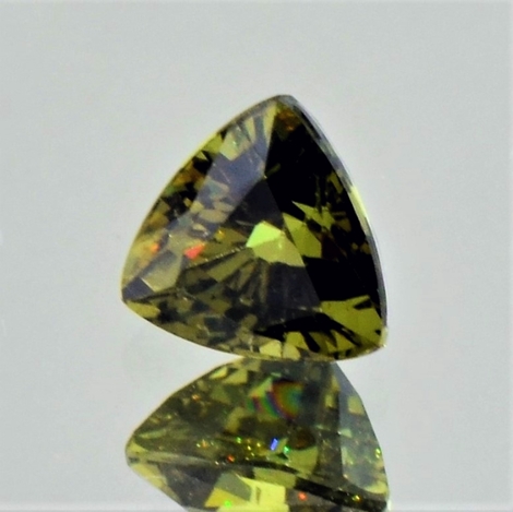 Demantoid, Trillion facettiert (1,29 ct.) aus Madagaskar (Ambanja) Demantoid, Trillion facettiert (1,29 ct.) aus Madagaskar (Ambanja)