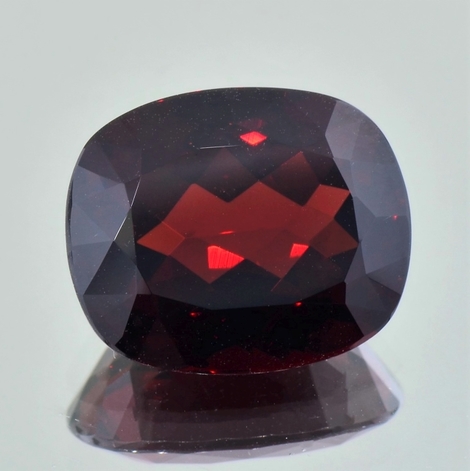 Almandin Granat, Antikoval facettiert (16,35 ct.) aus Madagaskar Almandin Granat, Antikoval facettiert (16,35 ct.) aus Madagaskar